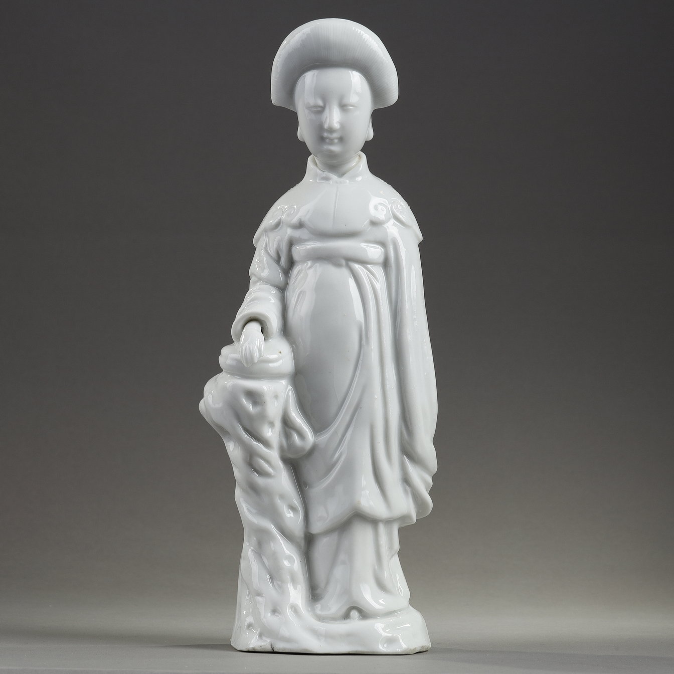 Figure of Guanyin goddess of the Mercy . hairstyle inspired by the hairstyles said to la Fontange . porcelain "blanc de Chine"  Kilns of Dehua province of Fujian China second part of the period Kangxi 1662/1722
H 25.5cm